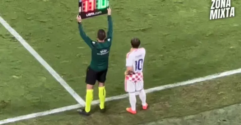 Historic moment: Luka Modrić receives an unexpected shock from the Spanish fans as he comes on as a substitute in Spain vs. Croatia in the UEFA Nations League!