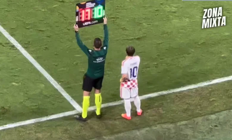 Historic moment: Luka Modrić receives an unexpected shock from the Spanish fans as he comes on as a substitute in Spain vs. Croatia in the UEFA Nations League!