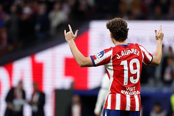 ألفاريز يطلب السماح من جماهير أتلتيكو مدريد.. وموقف برشلونة يتغير