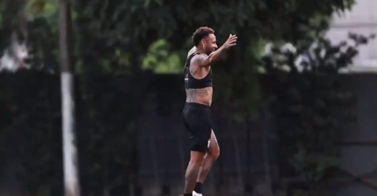 Watch! Neymar received the ball in training, and suddenly pulled off an impossible mind-blowing trick that left all the defenders putting their hands on their heads in shock and awe!!