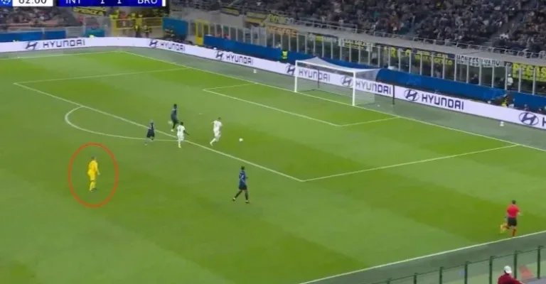 IMPOSSIBLE! Inter Milan goalkeeper Martinez becomes the first goalkeeper in history to forget what he was doing, abandon his goal during a UEFA Champions League match, and cost his team a shocking defeat in a way nobody could ever imagine!