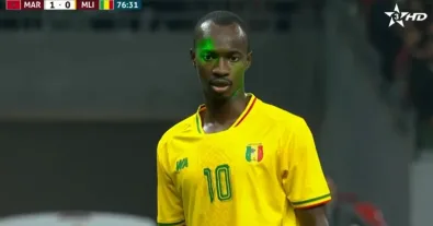 Watch the insane and unbelievable free kick that saved Mali from defeat against Morocco in the final minutes, leaving the fans and commentator in shock because of the incredible way it stunned everyone!