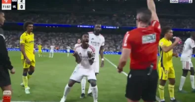 A crazy, heart-stopping Hollywood scenario unfolds in the final moments, starting with a goal from Vinicius that seemed to seal the win for Real Madrid, only to end with the goal being disallowed and the Brazilian star being sent off in a rare, bizarre scene that has become the talk of the entire world!