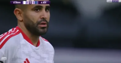 Witness the unbelievable and bizarre moment involving Algerian star Riyad Mahrez in front of Al-Hilal’s goal with no goalkeeper! 😱🤯 The match commentator’s reaction and shock were priceless — he couldn’t believe or comprehend what happened to Mahrez in this moment that defied all logic and the human mind!