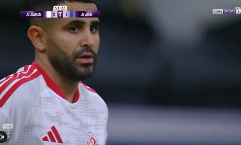 Witness the unbelievable and bizarre moment involving Algerian star Riyad Mahrez in front of Al-Hilal’s goal with no goalkeeper! 😱🤯 The match commentator’s reaction and shock were priceless — he couldn’t believe or comprehend what happened to Mahrez in this moment that defied all logic and the human mind!