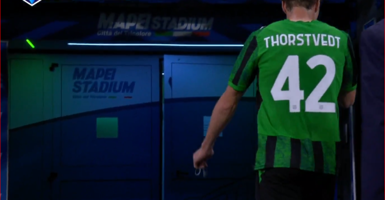 A terrifying disaster has rocked Italian football after Norwegian Kristian Thorstvedt committed a brutal and vicious challenge that nearly destroyed the opposing player’s entire career during the Sassuolo vs. Lazio clash!