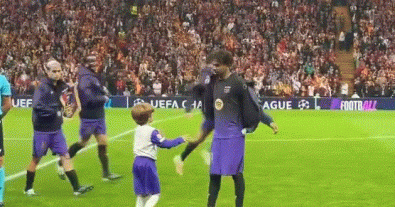 Watch Lamine Yamal’s unexpected gesture toward a young child before the Galatasaray match… A heartwarming, spontaneous moment that touched hearts and set social media on fire!