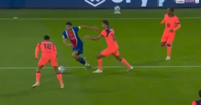 The Moroccan mastermind Achraf Hakimi leaves Paris Saint-Germain fans completely stunned with the insane move he used to create PSG’s incredible goal that ended Barcelona’s hopes of a comeback!!