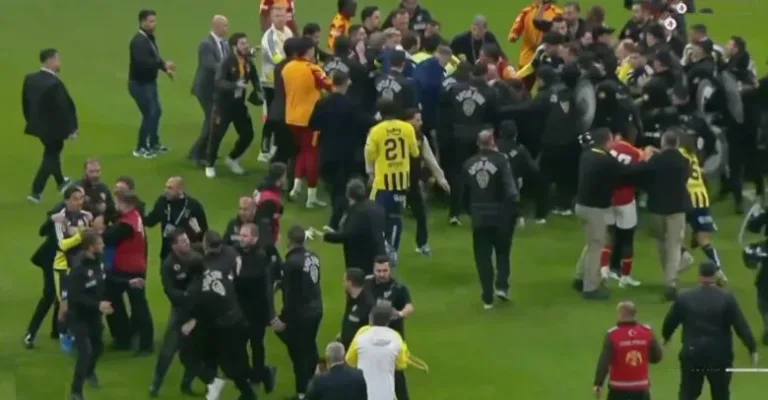 Watch! CRAZY FISTFIGHTS between Galatasaray and Fenerbahçe players have become the talk of the entire world as soon as the final whistle blew in the Turkish League’s Derby of Fury!