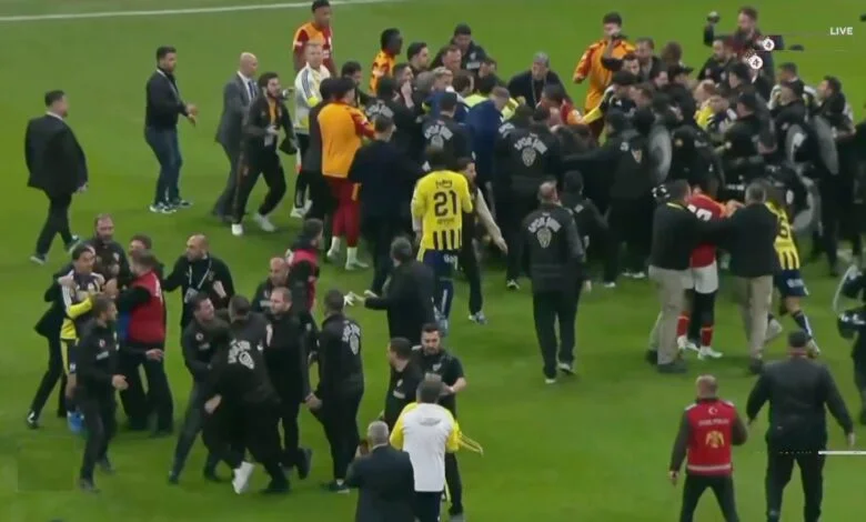 Watch! CRAZY FISTFIGHTS between Galatasaray and Fenerbahçe players have become the talk of the entire world as soon as the final whistle blew in the Turkish League’s Derby of Fury!