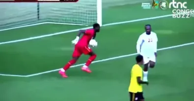 Watch the unbelievable thing Uganda’s goalkeeper did against Congo’s attack, and the bizarre move he made inside his own penalty area!