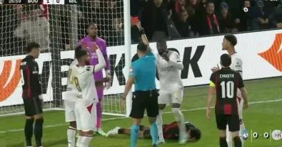 Maignan, Milan’s goalkeeper, forgets that there are cameras on the pitch and becomes the talk of the entire world with the weirdest and stupidest red card in the history of the Europa League and football in the first half-hour of today’s Bournemouth and Milan match!