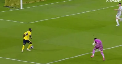 Watch the UNBELIEVABLE MADNESS Between Senegalese Star Sadio Mané and Portuguese Star João Félix in Front of Neftchi’s Goal, and the SHOCKED REACTIONS of the Commentator, Fans, and All the Players!!