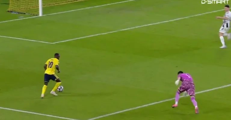Watch the UNBELIEVABLE MADNESS Between Senegalese Star Sadio Mané and Portuguese Star João Félix in Front of Neftchi’s Goal, and the SHOCKED REACTIONS of the Commentator, Fans, and All the Players!!