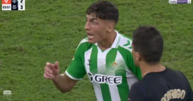 Watch the unbelievable fight and confrontation between Lamine Yamal and Bernal, and the terrifying shock of how this story ended with a Real Betis player being sent off in a crazy moment that ruined the highly anticipated comeback and turned the match upside down!